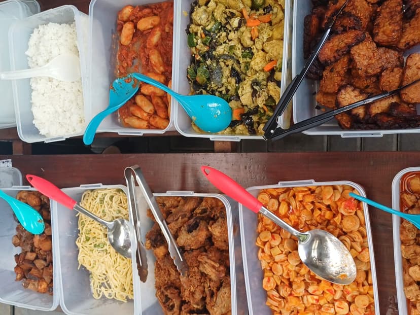 Makanan dari hotel berupa nasi dan lauk pauk dalam wadah ramah lingkungan, hasil food surplus yang didistribusikan Berbagi Bites Jogja (BBJ) untuk mengurangi food waste dan membantu masyarakat di Yogyakarta