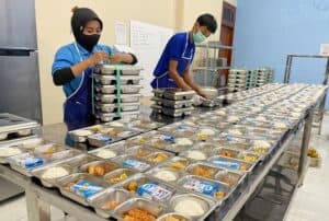 Persiapan menu makan bergizi gratis dalam food tray. Sumber: kabarjombang.com